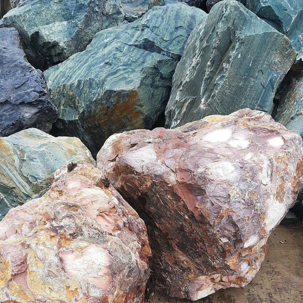 Зеленые малые валунчики диабаза для ландшафтного декора