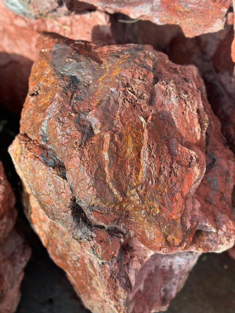 Крупный красный валун из диабаза для декоративного оформления участка