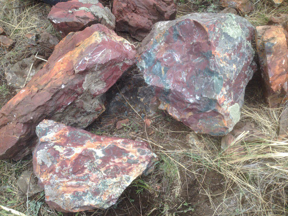 Малые красные валуны из диабаза в ландшафтном дизайне