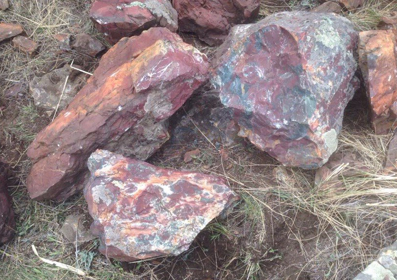 Малые красные валуны из диабаза в ландшафтном дизайне